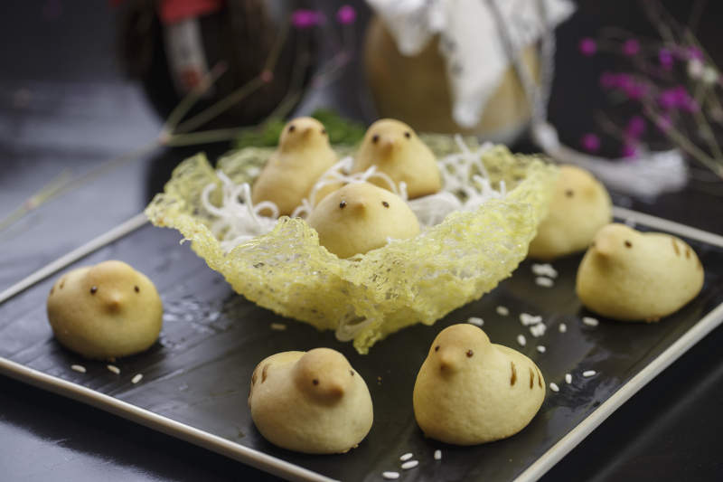 黑色瓷盘装的奶香小鸡酥