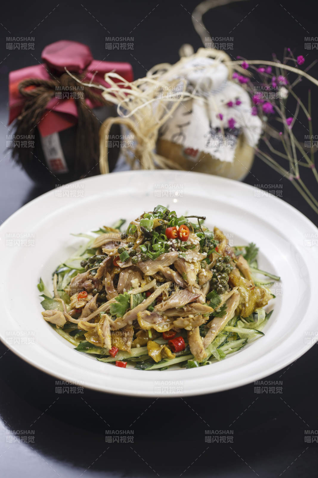 圆形白瓷盘装的手撕椒麻鸡图片