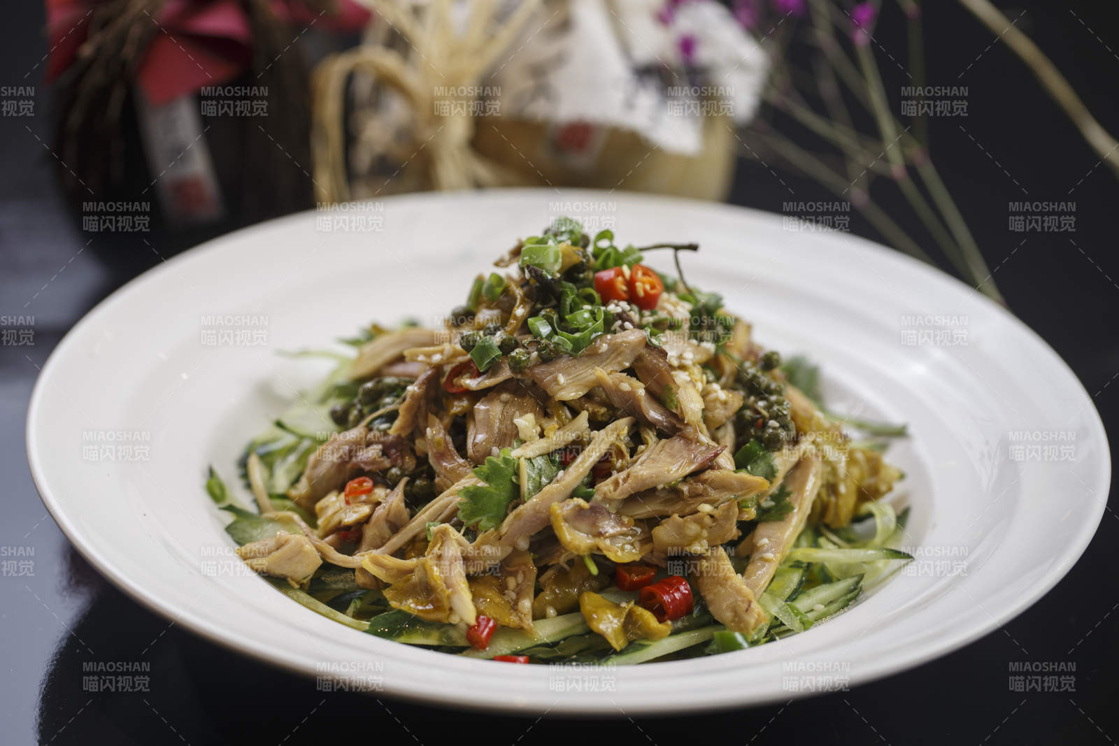 圆形白瓷盘装的手撕椒麻鸡图片