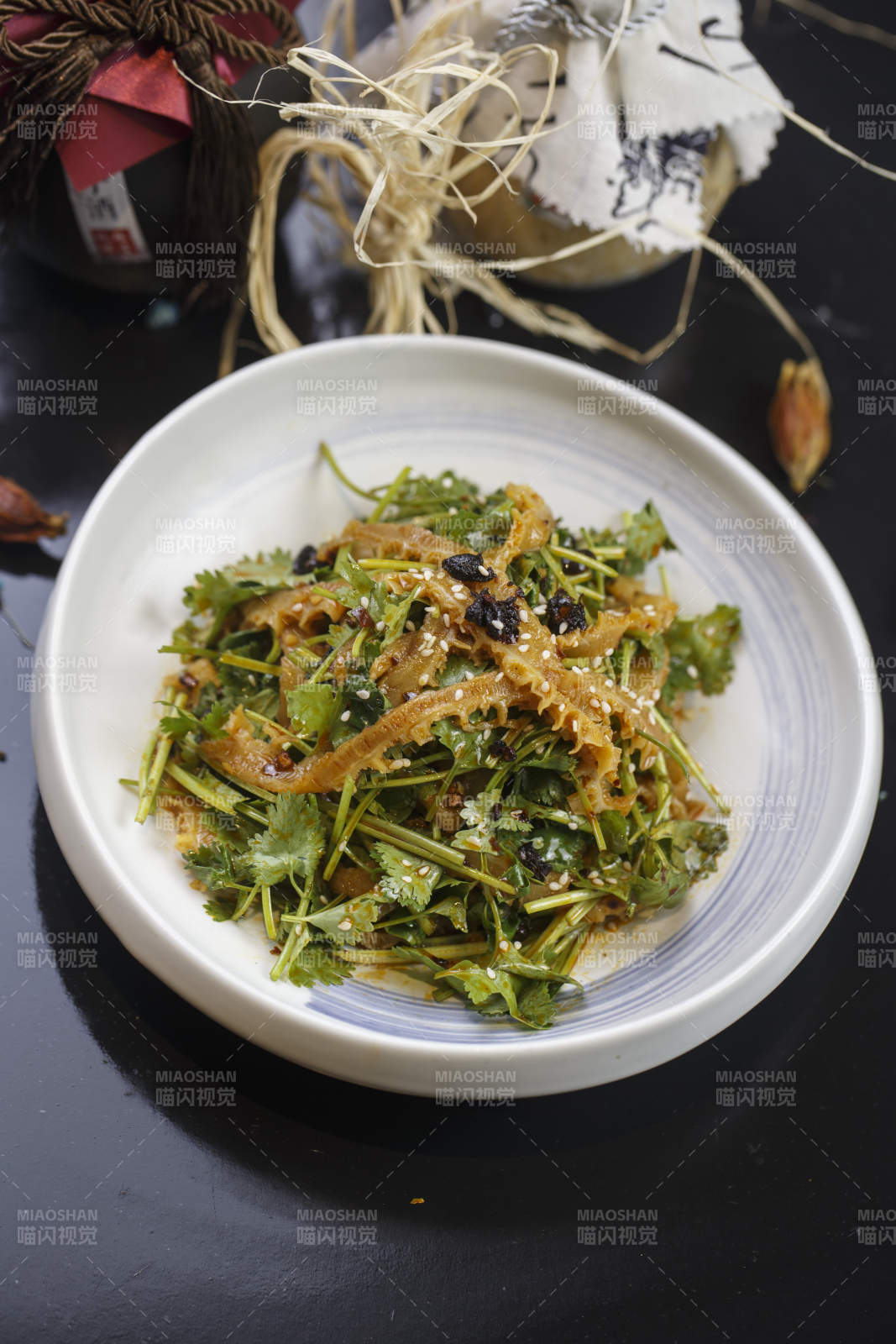 圆形白瓷盘装的口福牛肚图片