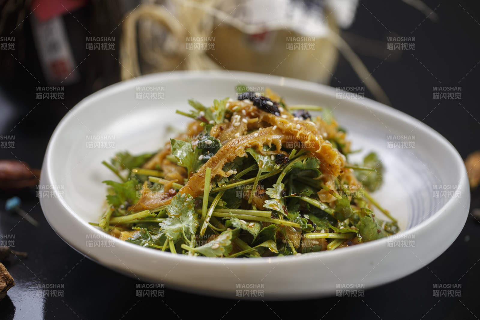 圆形白瓷盘装的口福牛肚图片