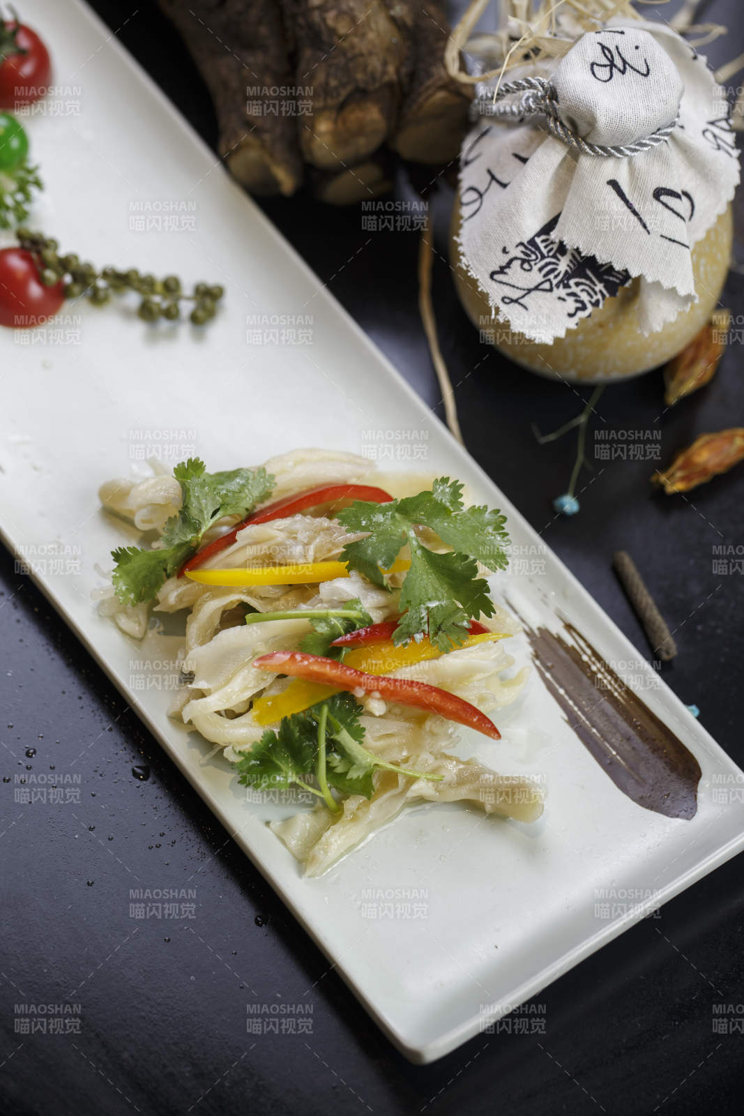 长方形白瓷盘装的荠末鸭掌图片