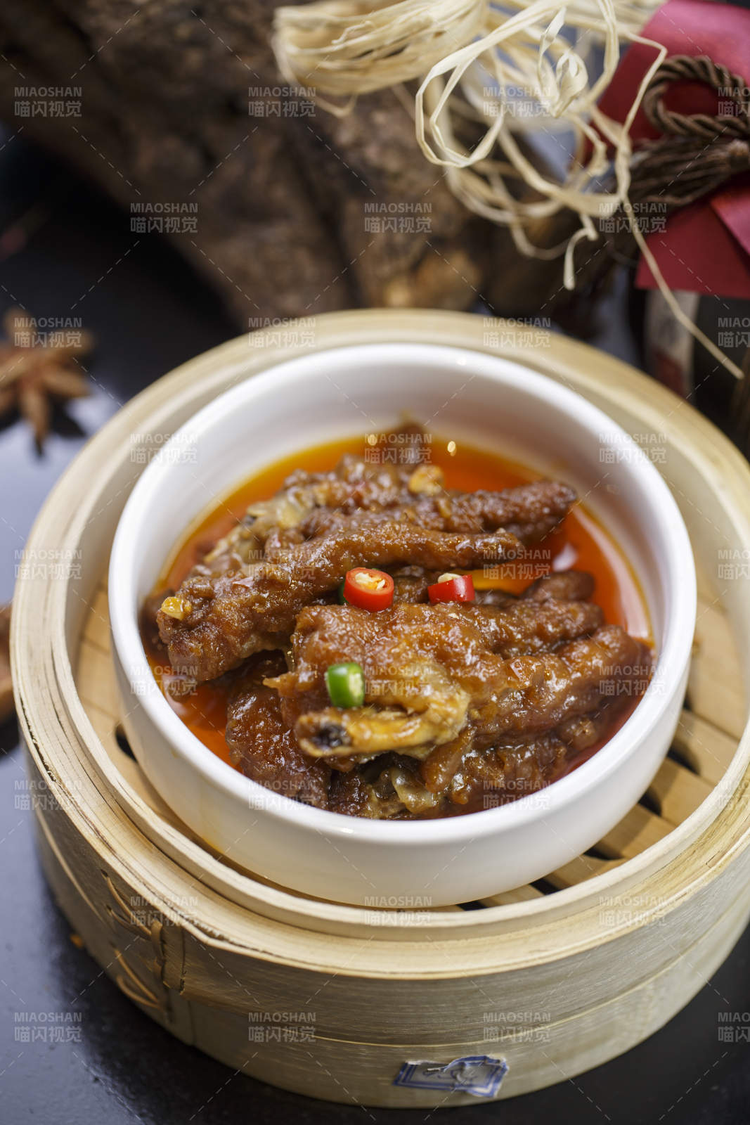 笼屉装的粤式酱香凤爪