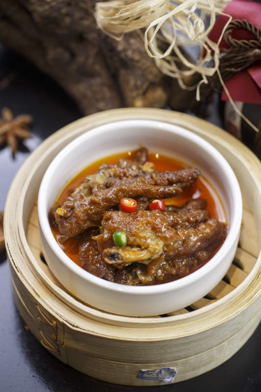 笼屉装的粤式酱香凤爪