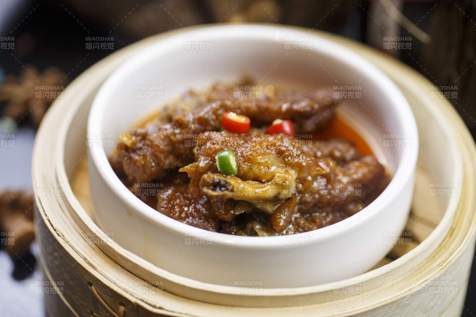 笼屉装的粤式酱香凤爪