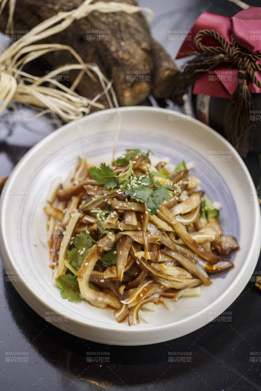 圆形白瓷盘装的红油耳丝猪耳图片