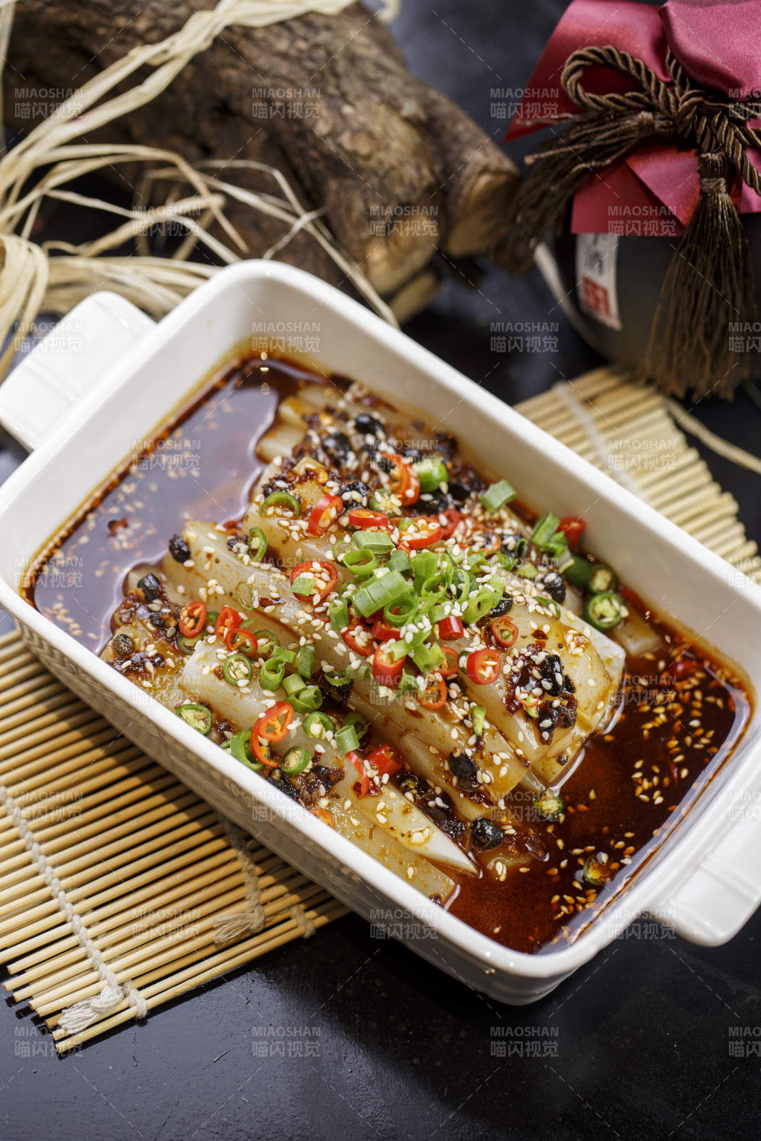 方形白色耳盘装的川北凉粉图片