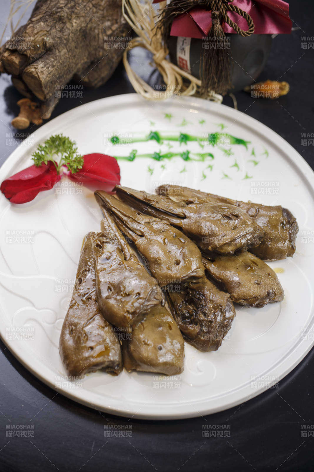 圆形瓷盘装的辣卤鸭头