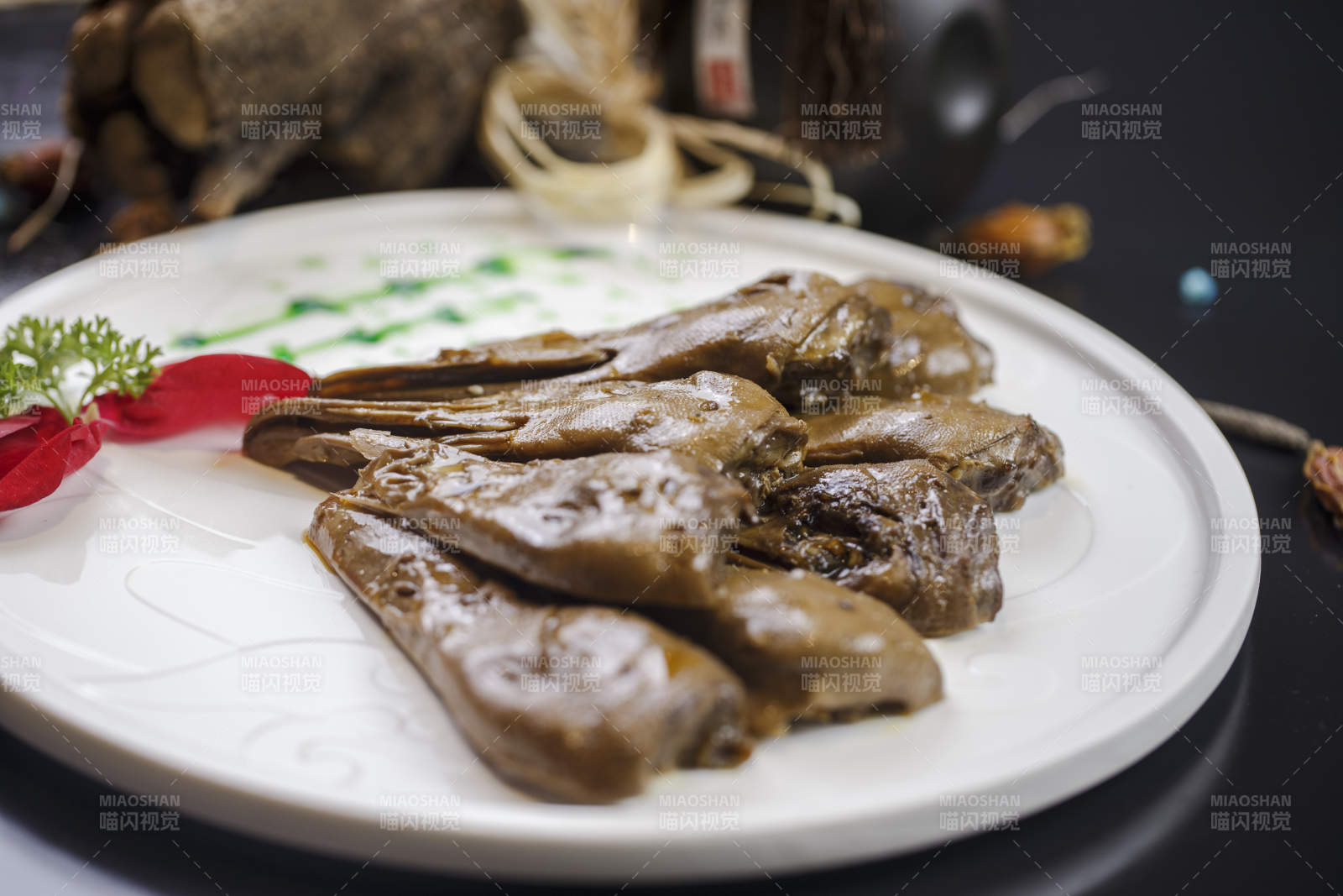 圆形瓷盘装的辣卤鸭头