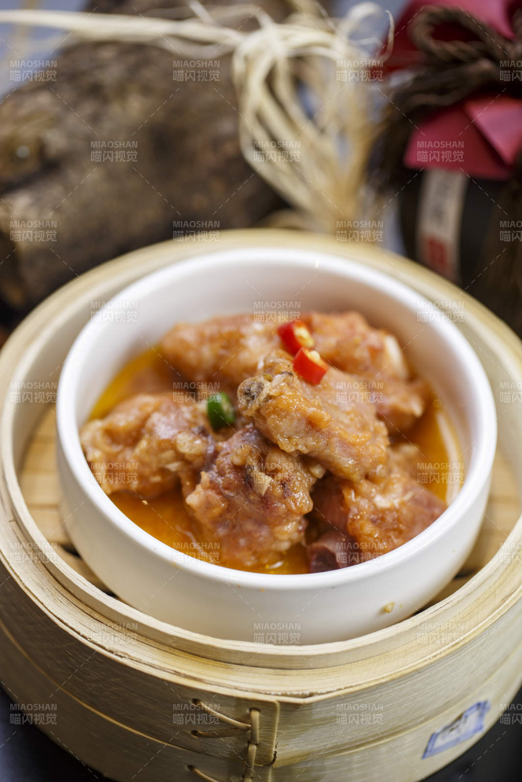 木笼屉装的粤式蒸小排图片