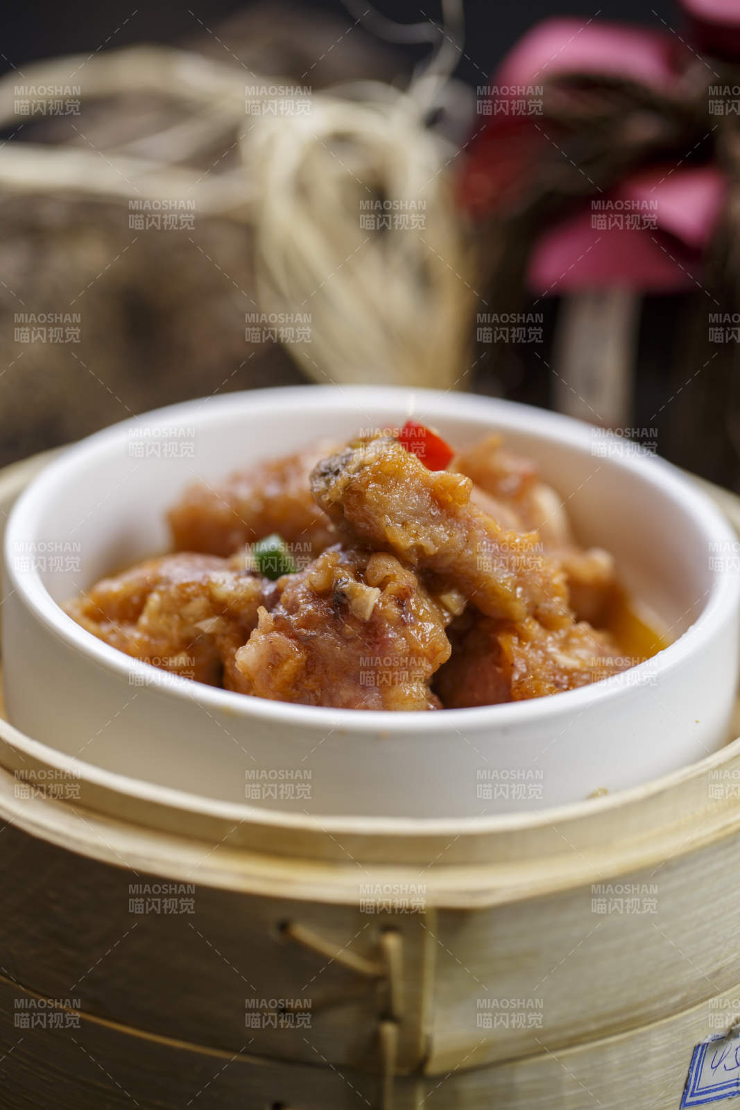 木笼屉装的粤式蒸小排图片