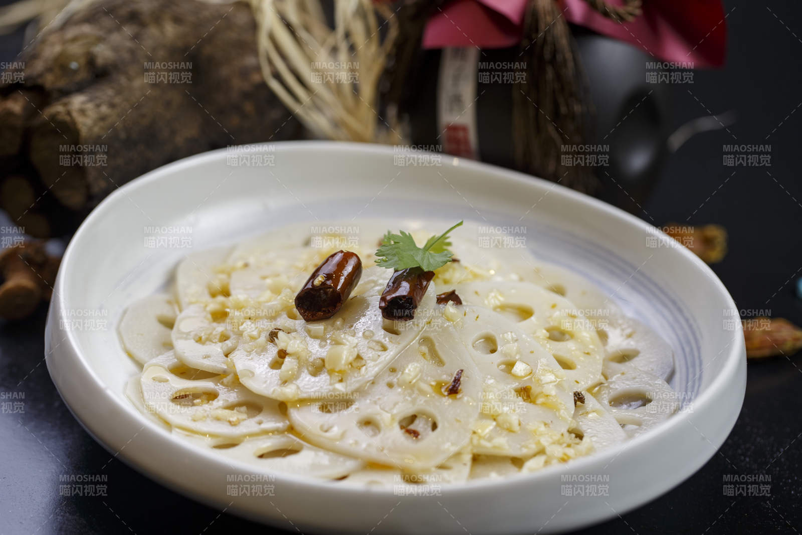 圆形白瓷盘装的湖辣脆藕图片