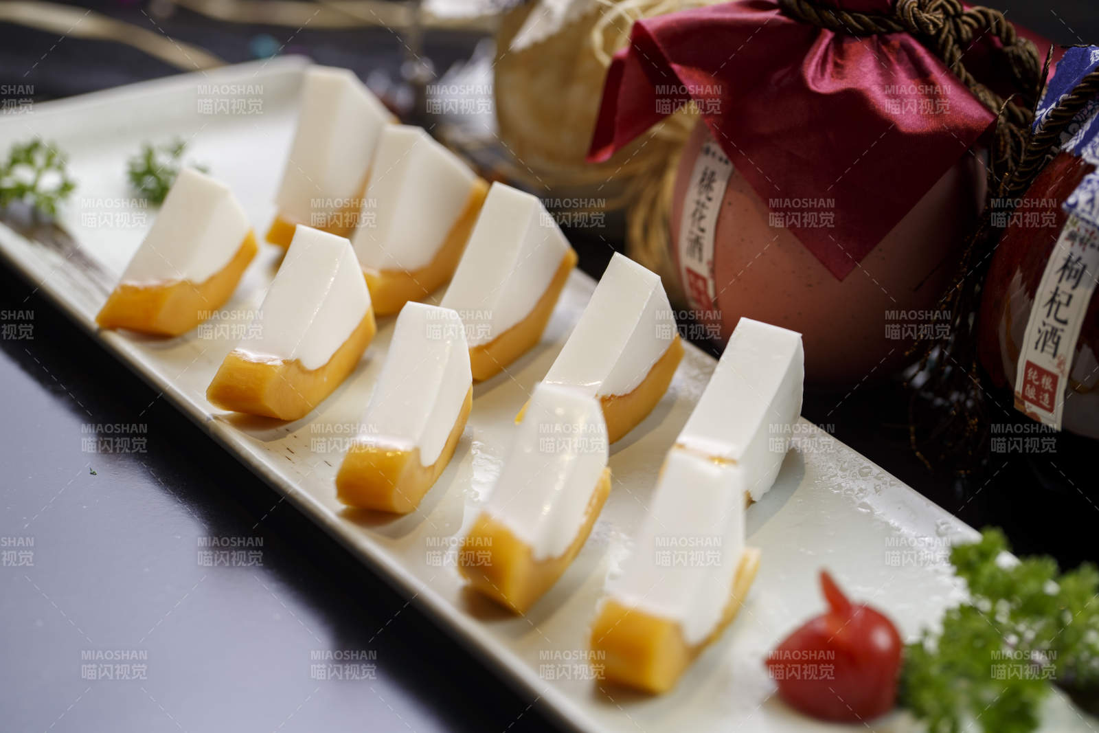 白色圆瓷盘装的木瓜蛋白摆放在樟木砧板上