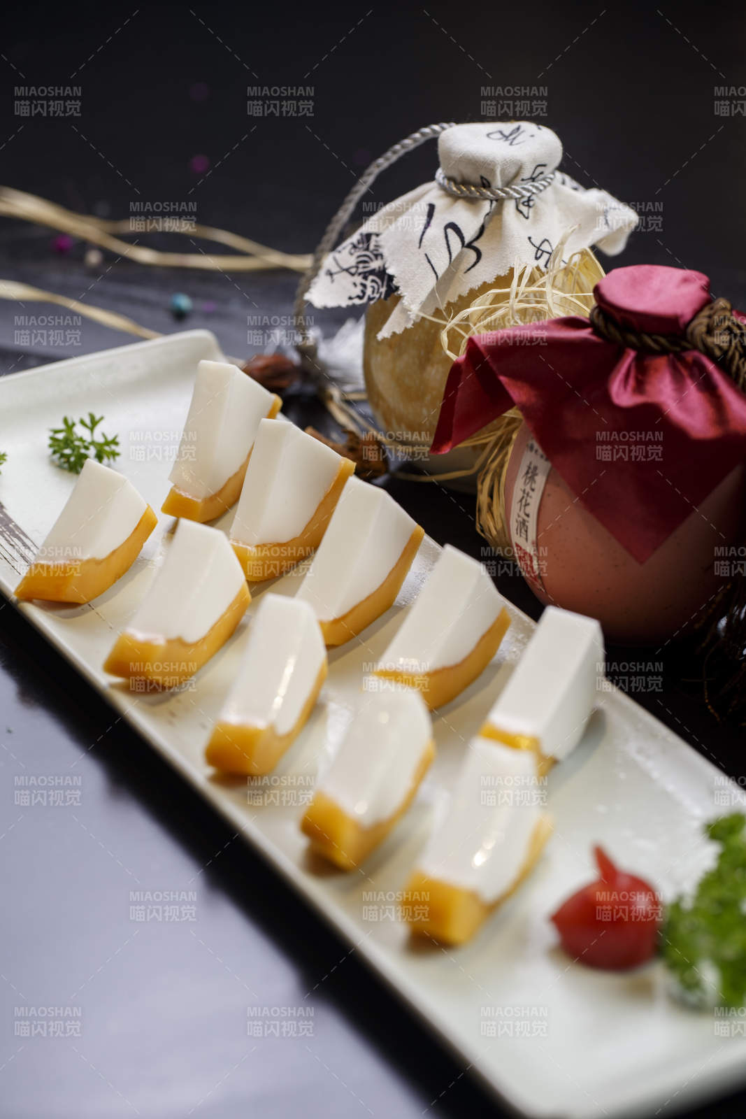 白色圆瓷盘装的木瓜蛋白摆放在樟木砧板上