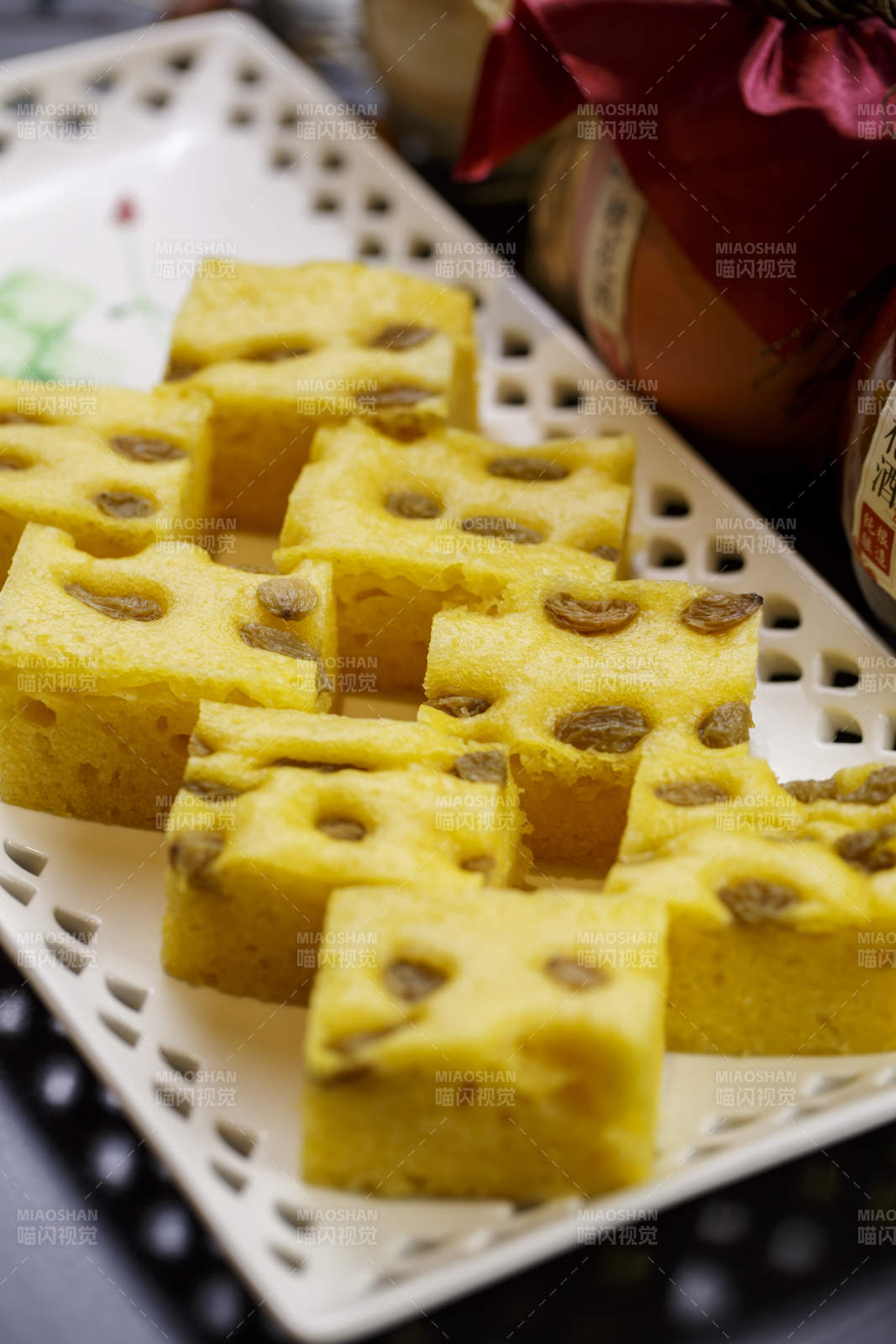 白色圆瓷盘装的黄米面杂粮葡萄干发糕