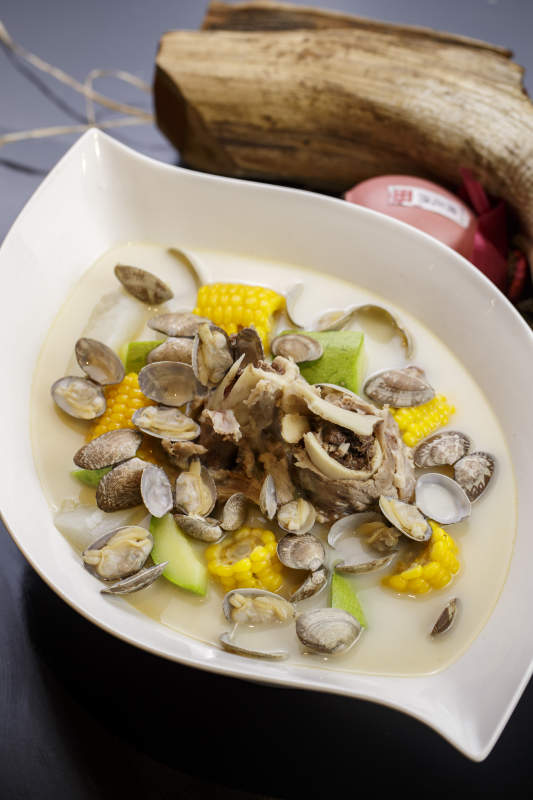 樹葉形瓷盤裝的奶湯棒骨花蛤燉時蔬