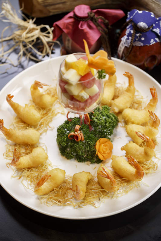 圆形白瓷盘装的金丝水果大虾天妇罗炸虾