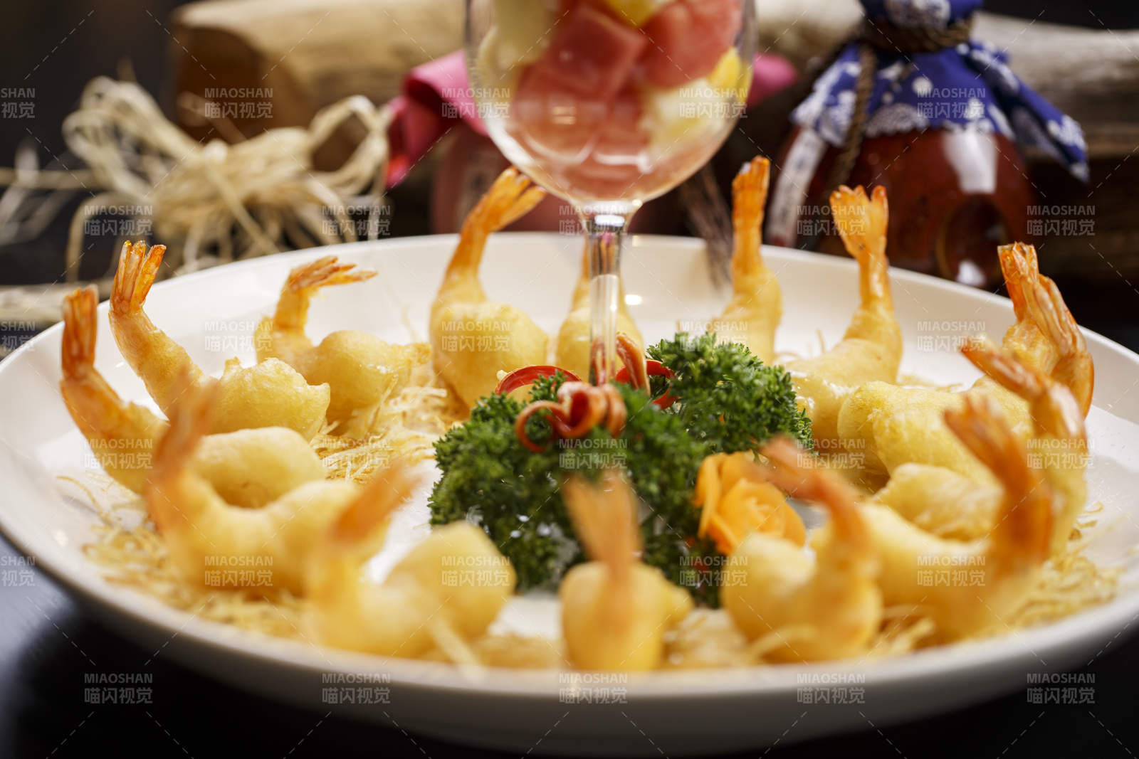 圆形白瓷盘装的金丝水果大虾天妇罗炸虾