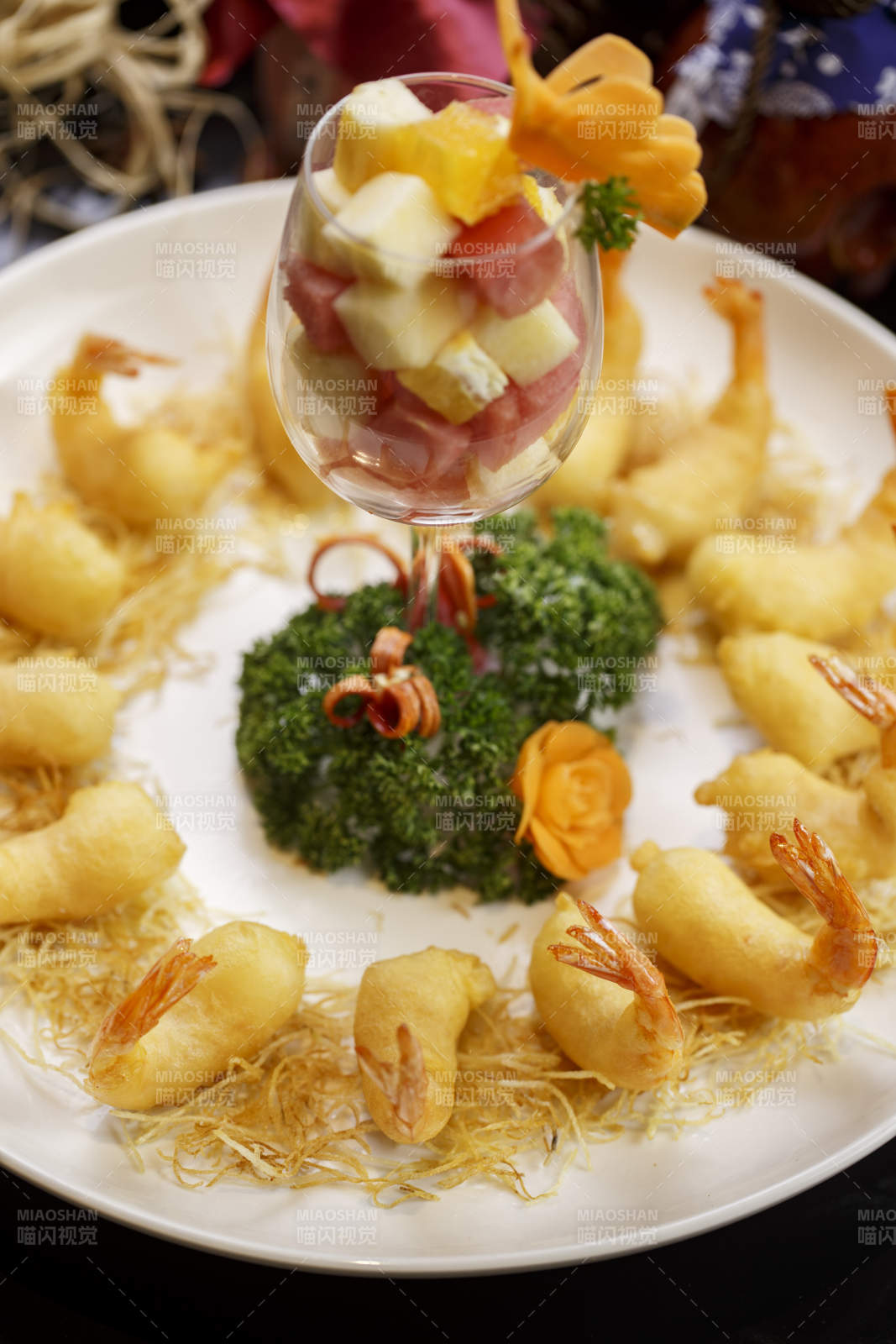 圆形白瓷盘装的金丝水果大虾天妇罗炸虾