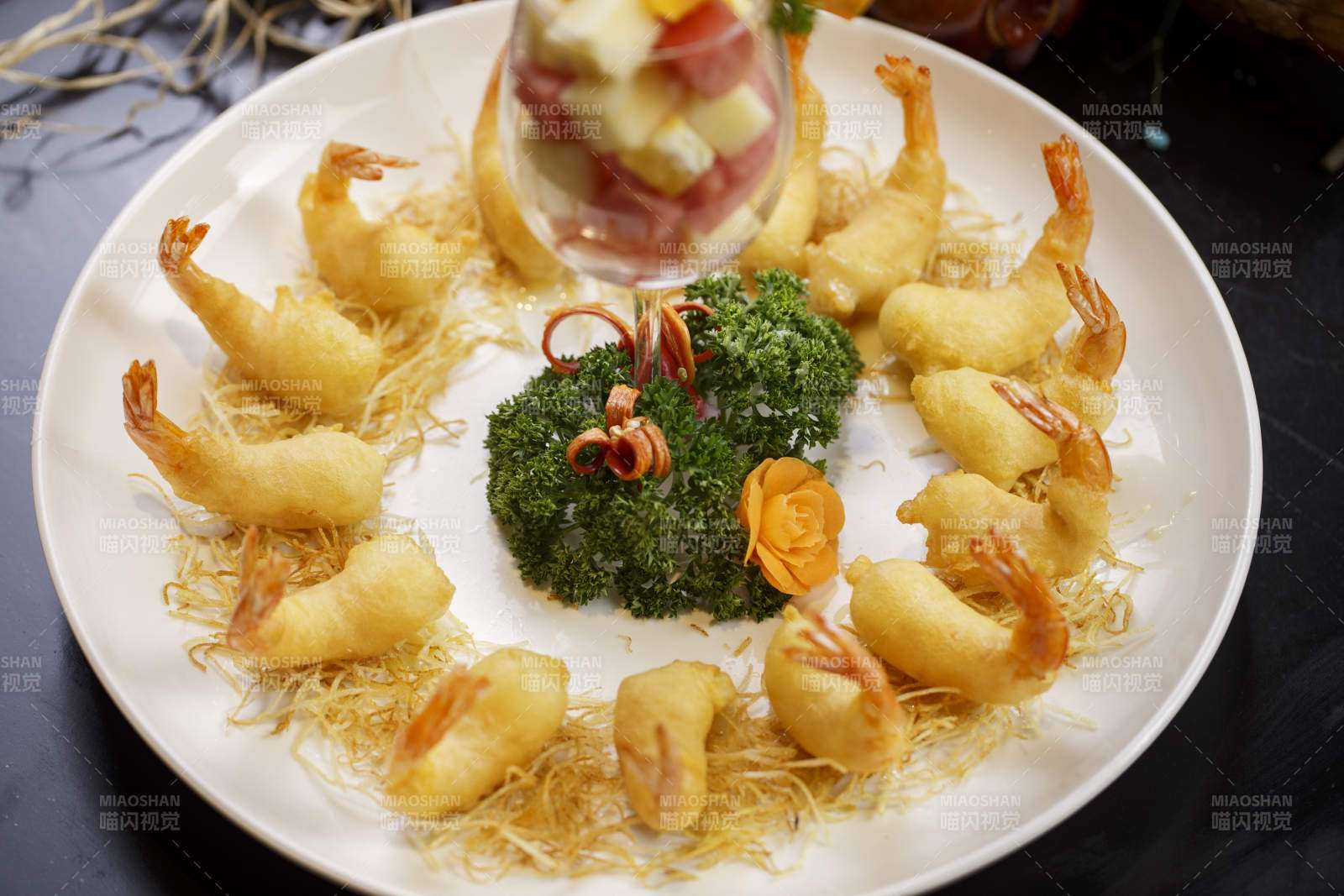 圆形白瓷盘装的金丝水果大虾天妇罗炸虾