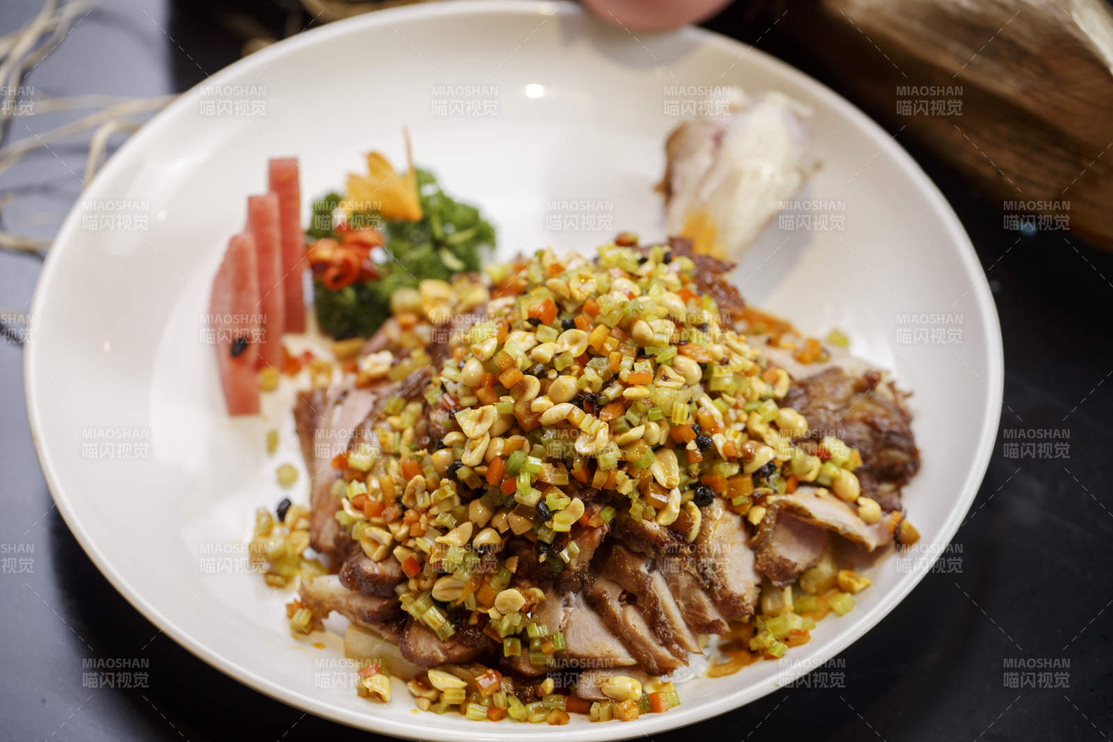 圆形白瓷盘装的霸王牛肘子图片