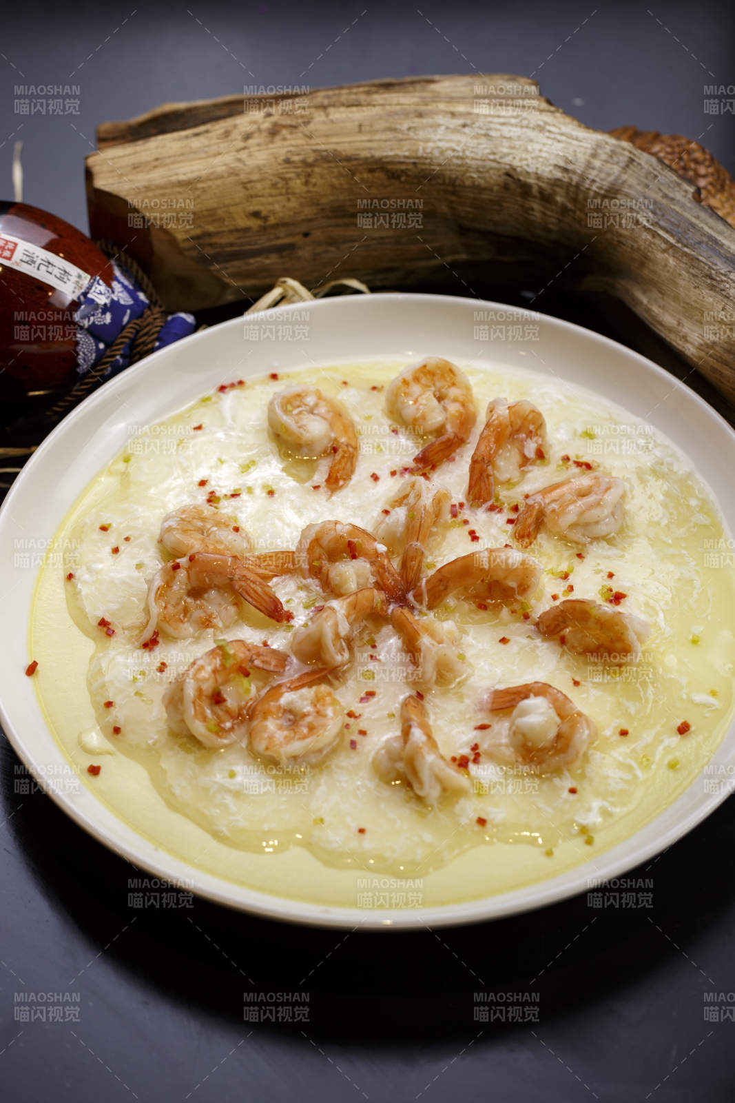 圓形白瓷盤裝的芙蓉蛋蒸鳳尾蝦