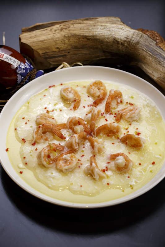 圆形白瓷盘装的芙蓉蛋蒸凤尾虾