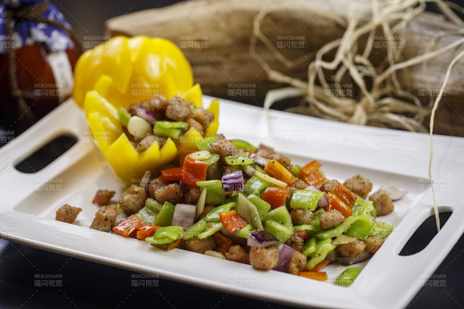 长方形耳盘装的黑胡椒格子肉牛仔粒图片