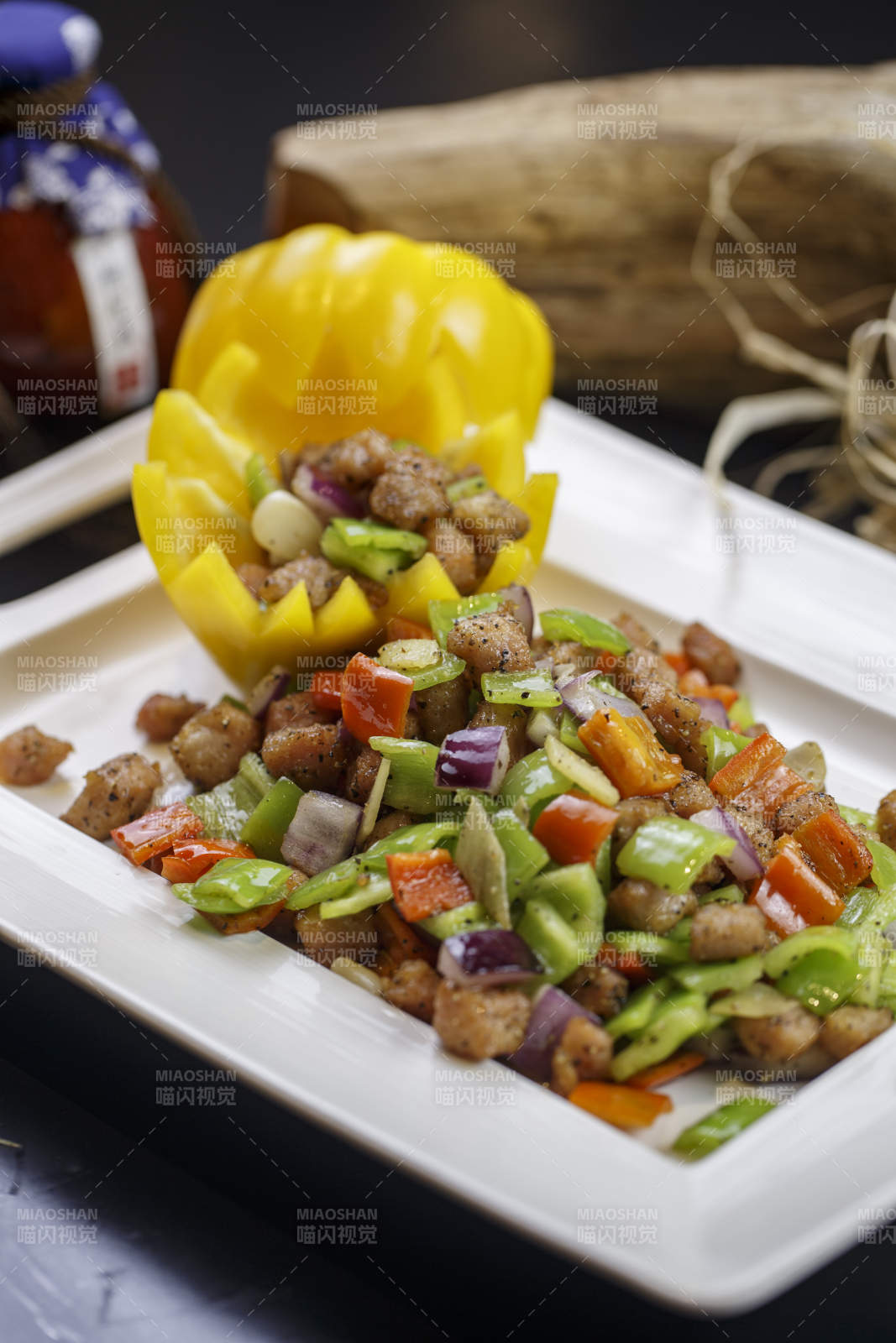 长方形耳盘装的黑胡椒格子肉牛仔粒图片