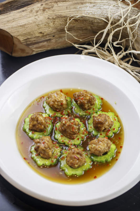 圓形白瓷盤裝的苦瓜豆腐釀