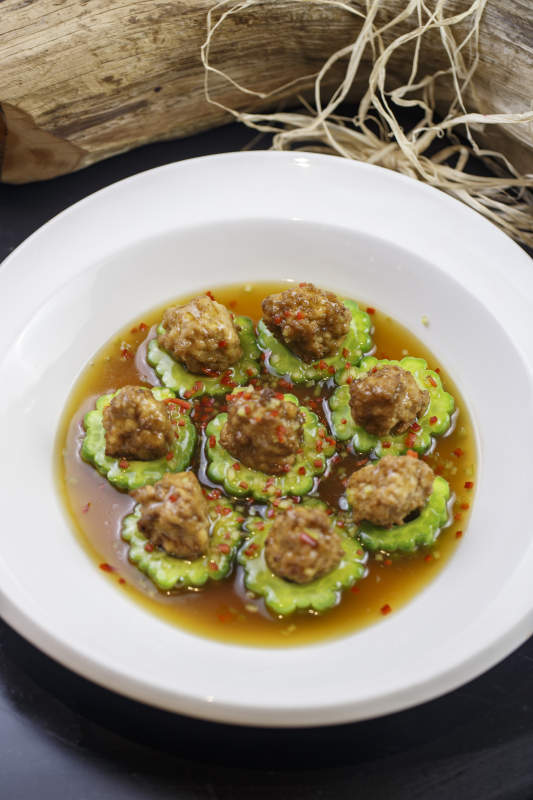 圓形白瓷盤裝的苦瓜豆腐釀