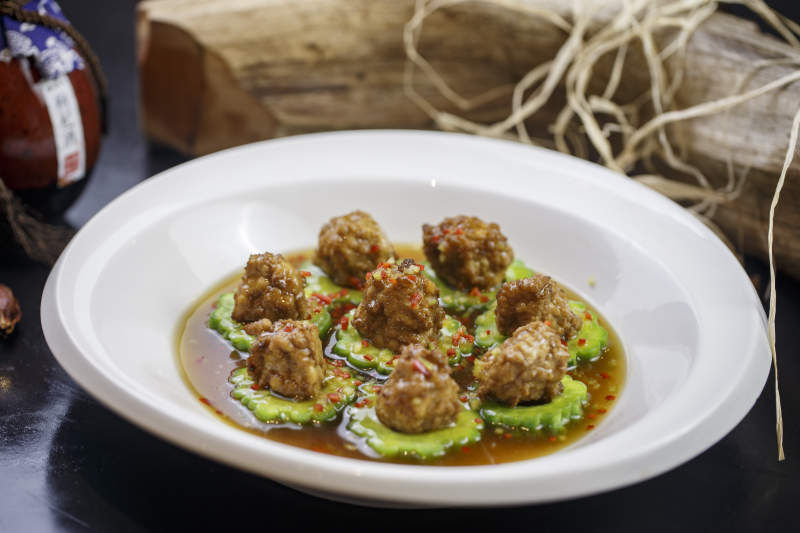 圓形白瓷盤裝的苦瓜豆腐釀