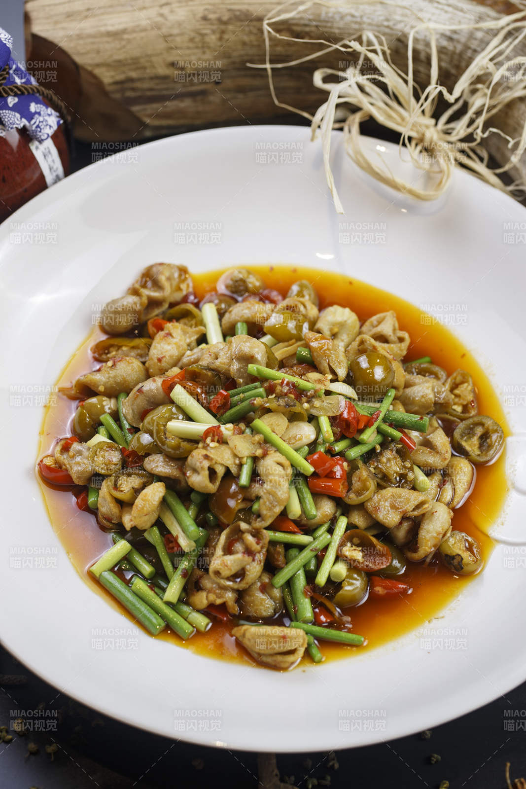 如意形瓷盤裝的泡椒炒雙胗雞胗鴨胗