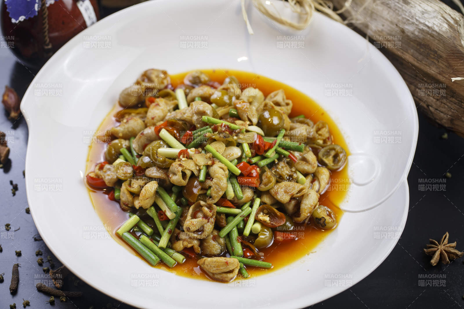 如意形瓷盤裝的泡椒炒雙胗雞胗鴨胗