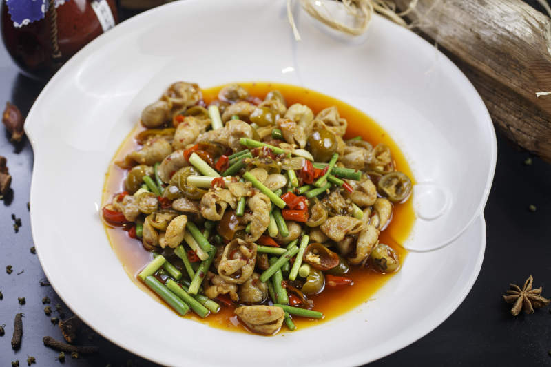 如意形瓷盤裝的泡椒炒雙胗雞胗鴨胗