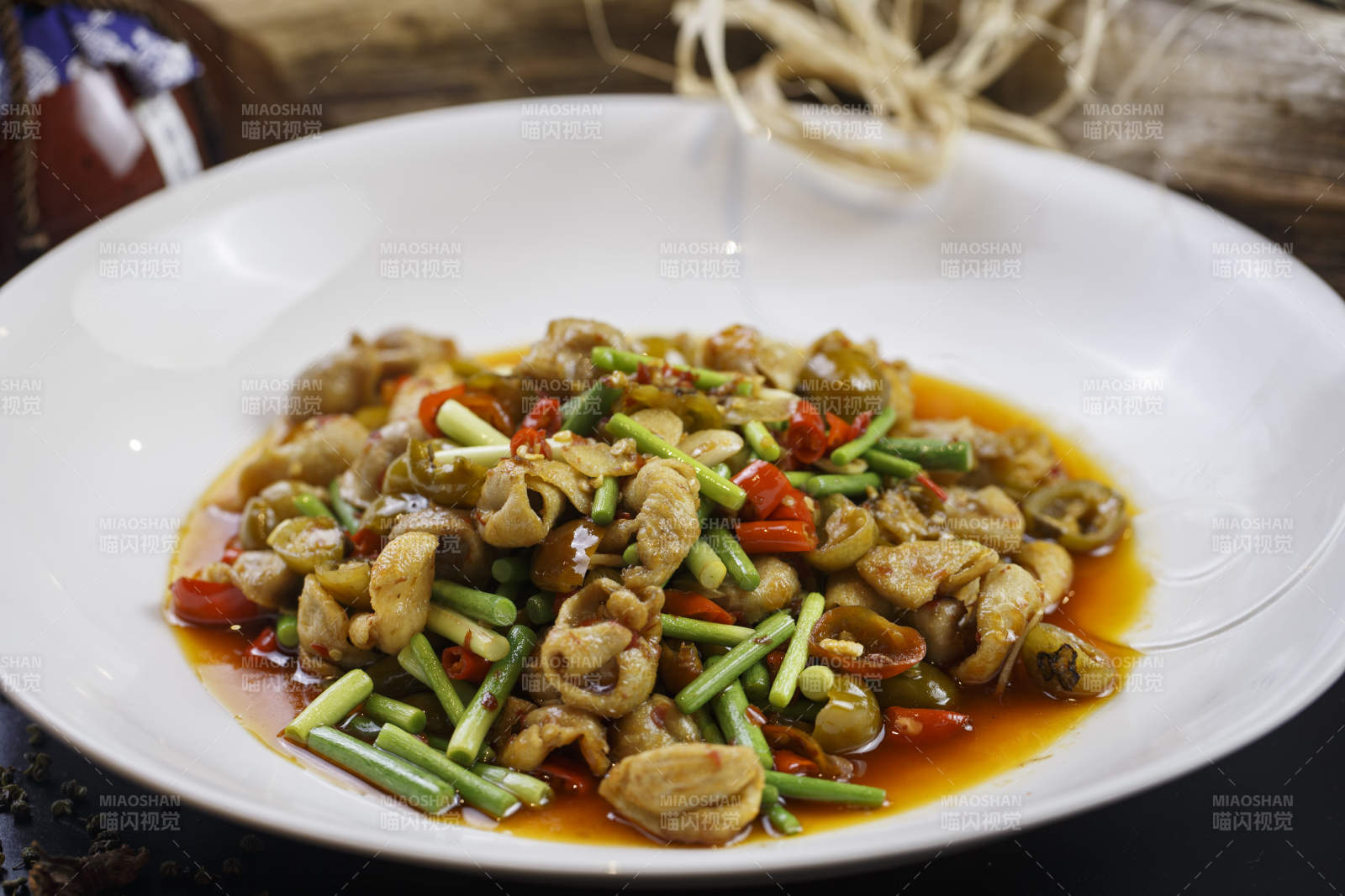 如意形瓷盤裝的泡椒炒雙胗雞胗鴨胗