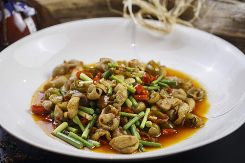 如意形瓷盤裝的泡椒炒雙胗雞胗鴨胗