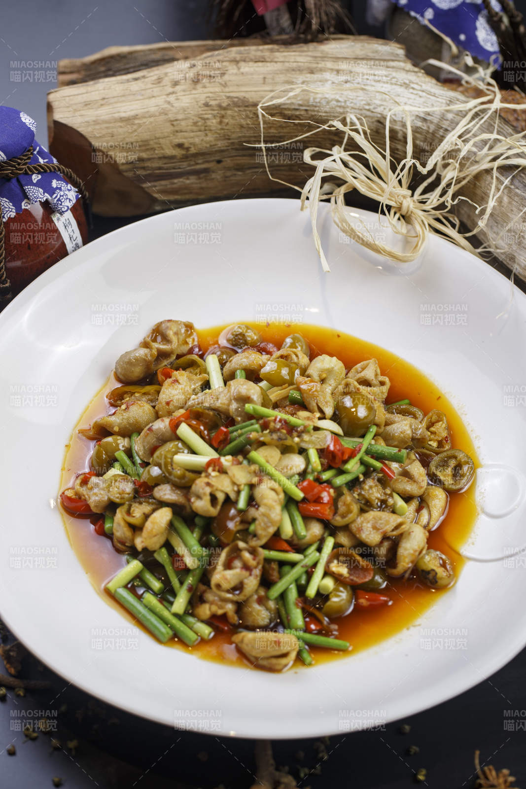 如意形瓷盤裝的泡椒炒雙胗雞胗鴨胗