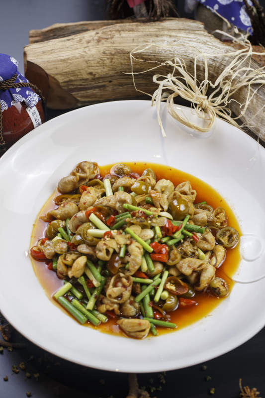 如意形瓷盤裝的泡椒炒雙胗雞胗鴨胗