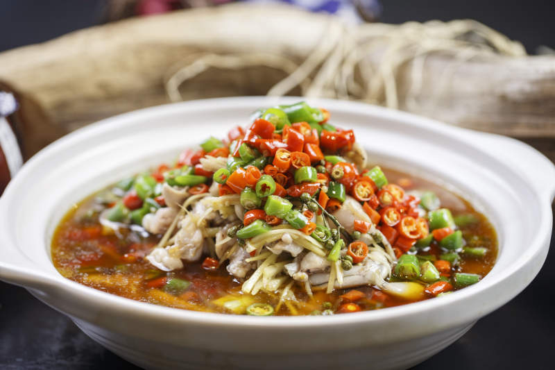 如意形瓷盤裝的泡椒炒雙胗雞胗鴨胗