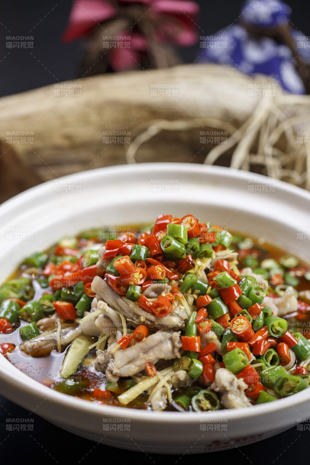 白色砂鍋裝的水煮香辣牛蛙