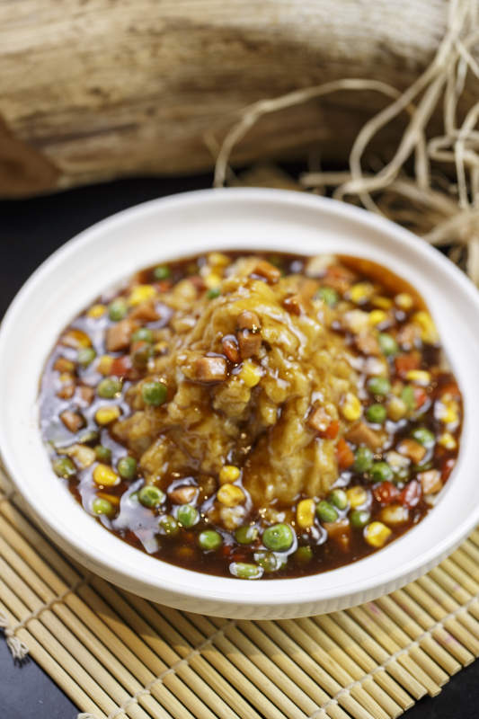 圆形白瓷盘装的爬山土豆泥打卤土豆泥