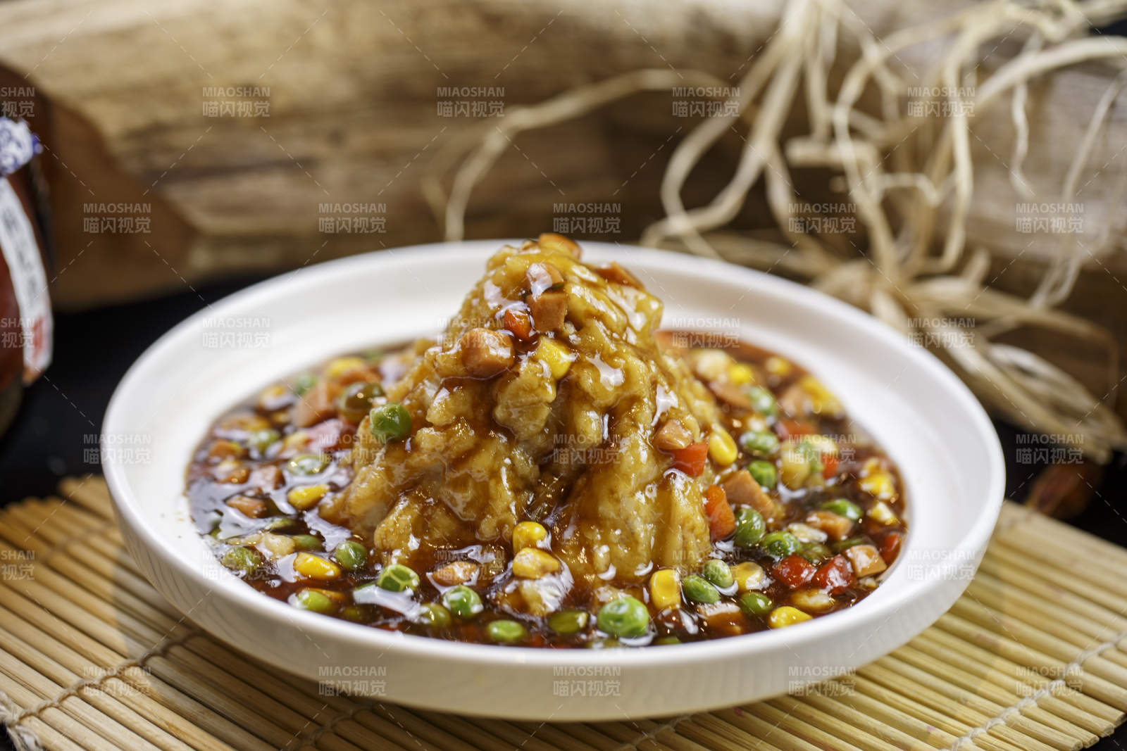 圓形白瓷盤裝的爬山土豆泥打鹵土豆泥