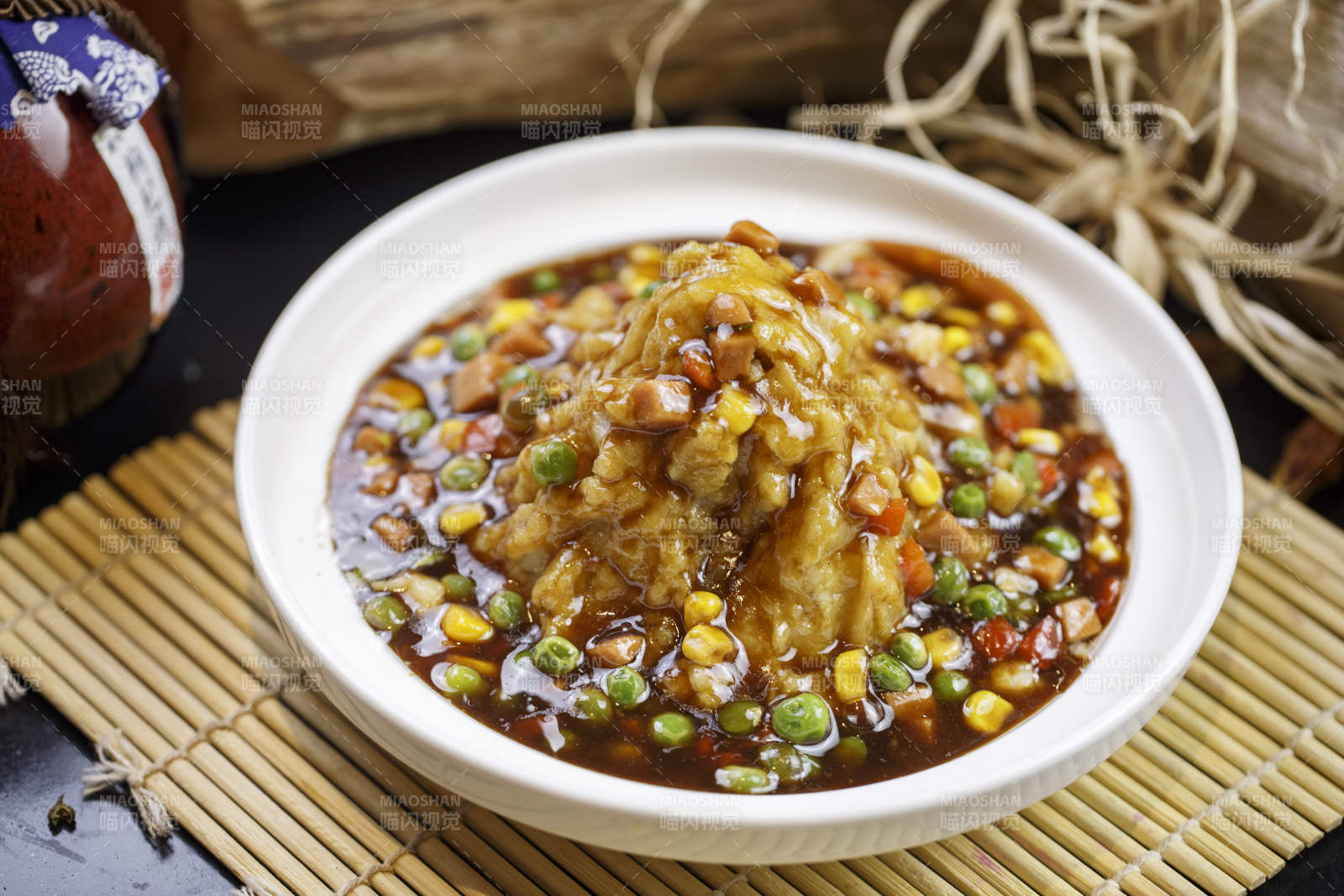 圓形白瓷盤裝的爬山土豆泥打鹵土豆泥