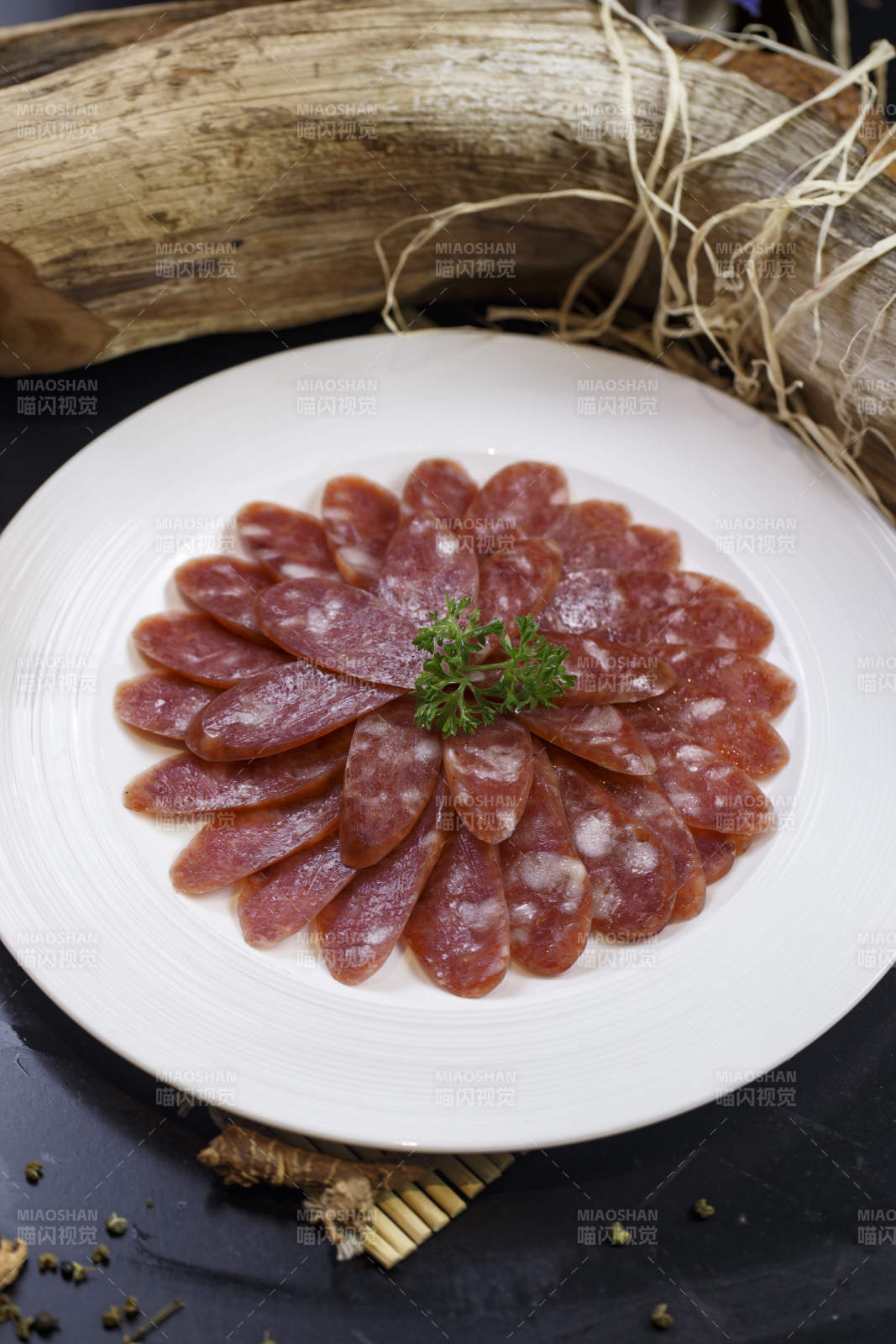 圓形白瓷盤裝的川味甜臘腸