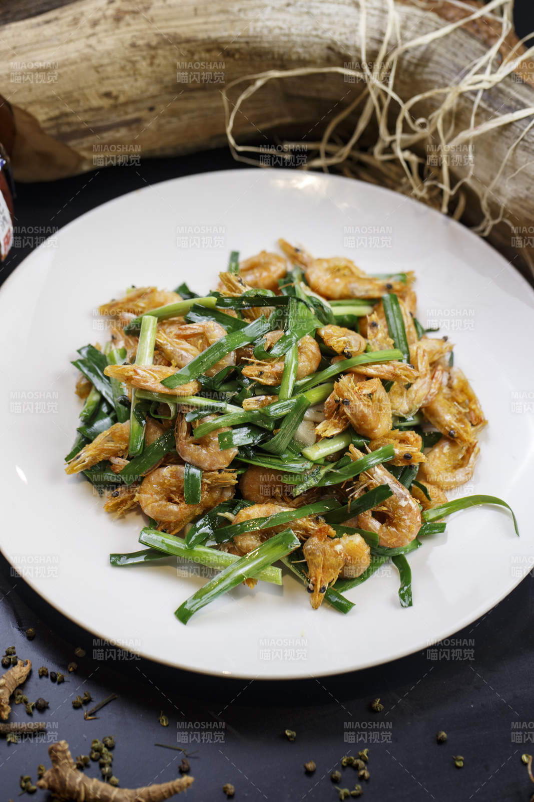 圓形白瓷盤裝的韭菜熗炒小河蝦