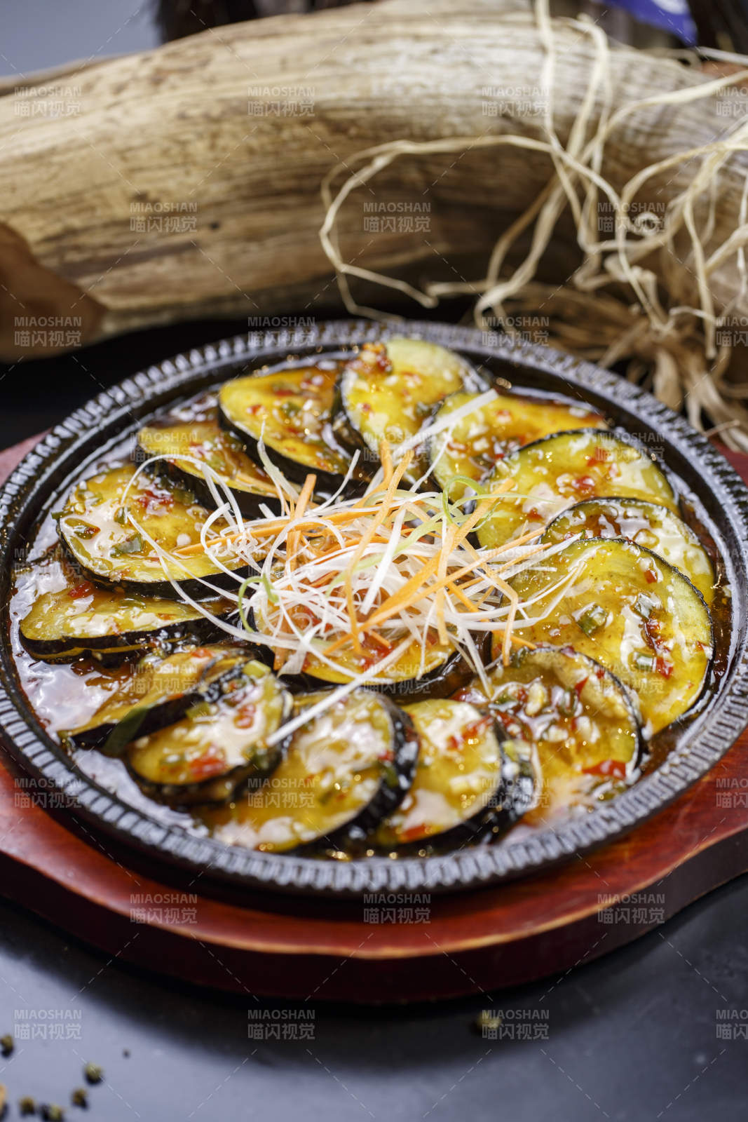 木質(zhì)托盤上的鐵盤裝的鐵板魚香茄盒