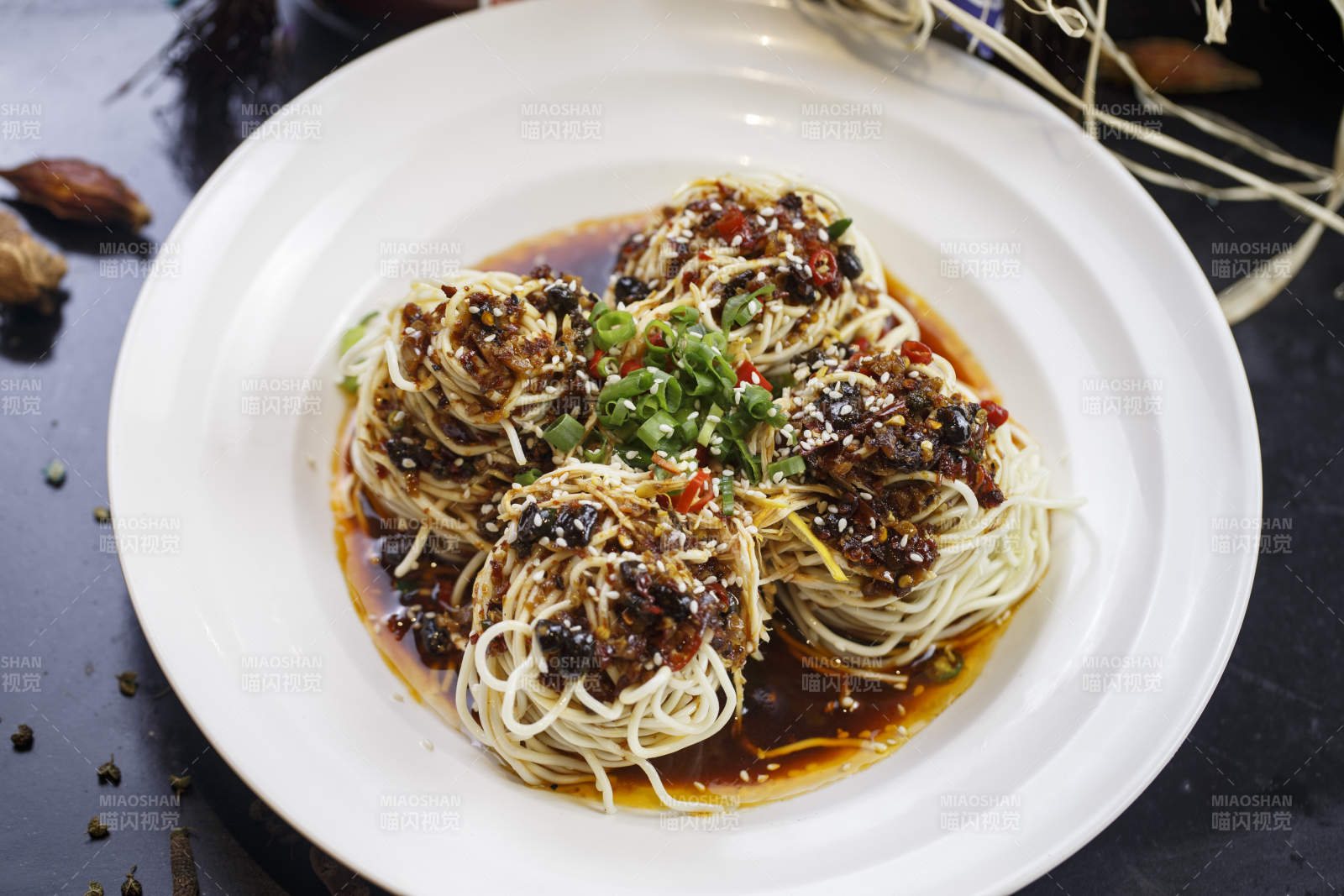 圓形白瓷盤裝的麻辣雞絲擔擔面