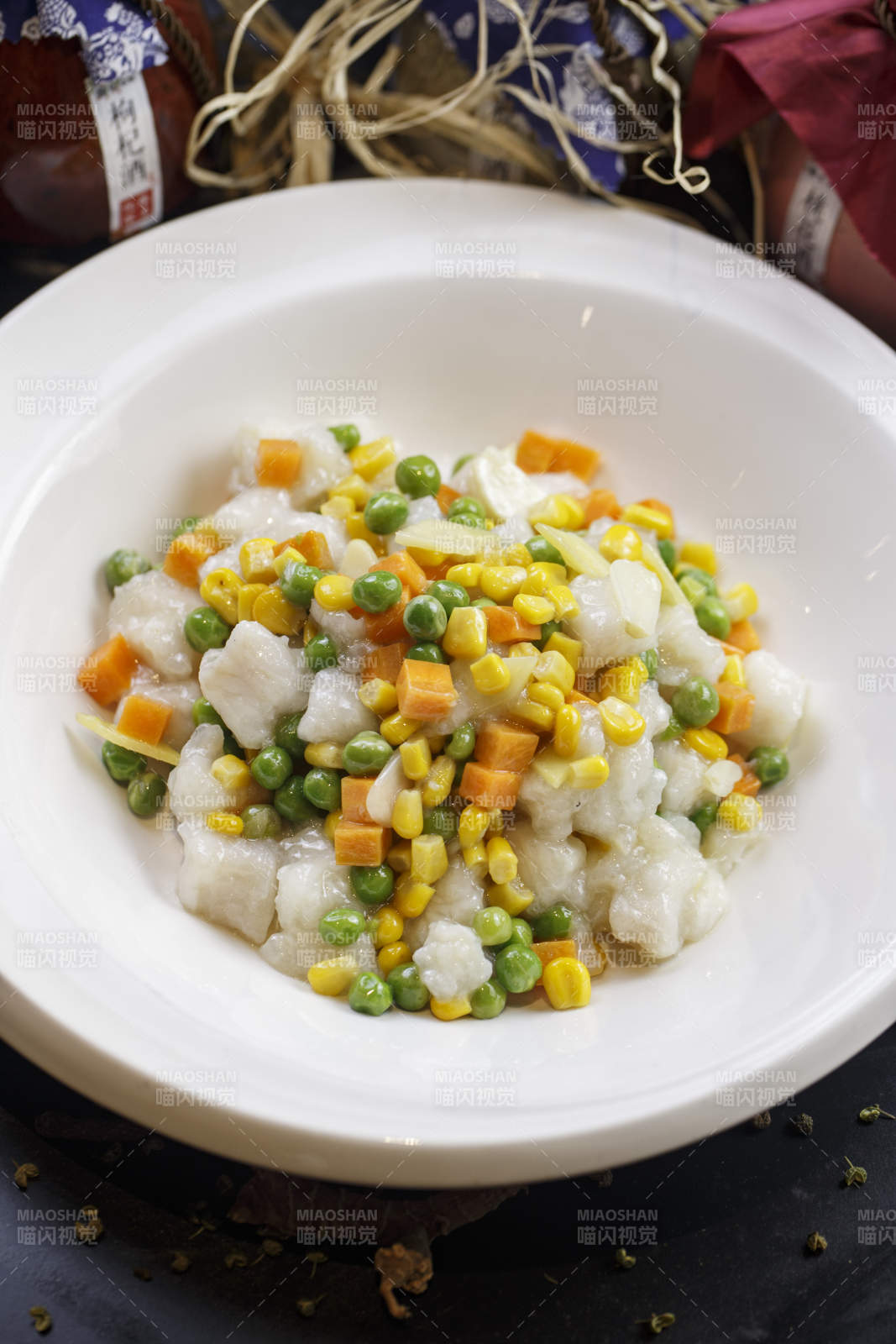 圓形白瓷盤裝的魚米之鄉