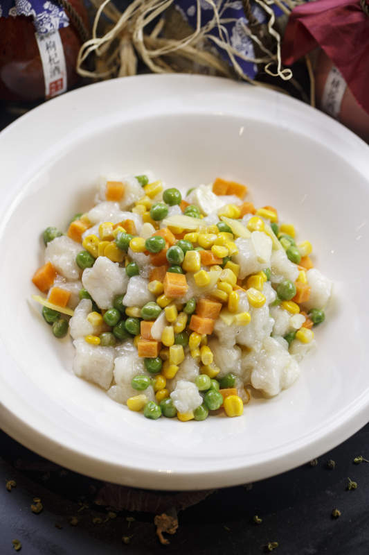 圆形白瓷盘装的鱼米之乡